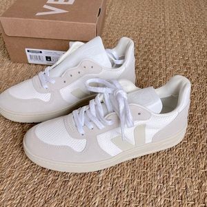 COPY - VEJA. V-10 Mixed Leather Low-Top Court Sneakers. Size: 39 EU. White. NWT.